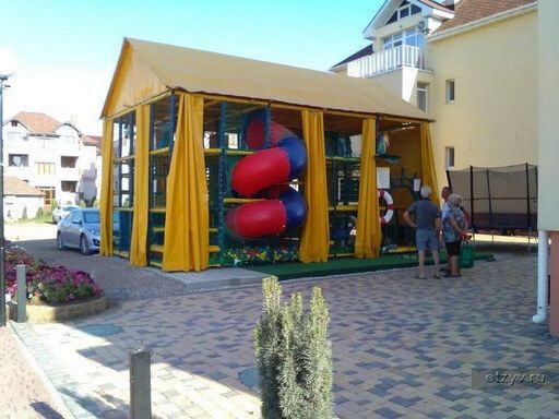 Производитель Авира изготовил уличный игровой лабиринт для гостиницы в Крыму.