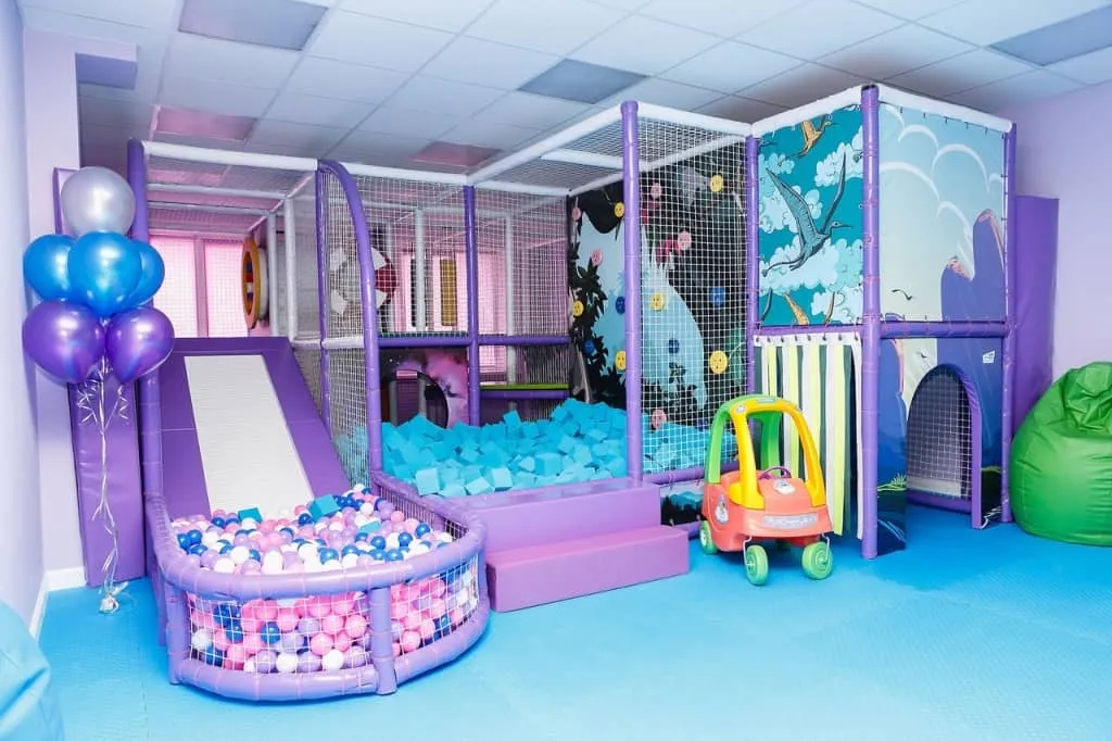 Игровой лабиринт для детей в детском развлекательном центре и сухой бассейн с горкой.