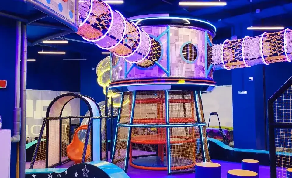 В Самаре открылся развлекательный центр «Дримикс» — 850 м² космического киберпанка