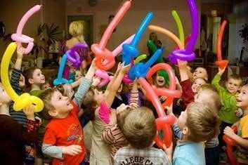 Дети играют шарами в развлекательном центре.
